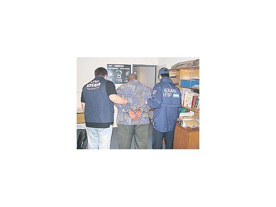 El pasadoviernes,personal deAduanadispuesto enel Aeropuertode Ezeizahizo detenera un pasajerode origenholandésque portaba26.000pastillas deéxtasis ensu equipaje.