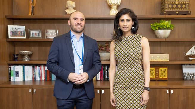 Martín Guzmán junto a Gita Gopinath.&nbsp;