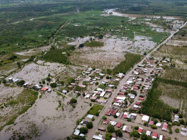 Varios pueblos en el sur del lago de Maracaibo, en el estado Zulia, quedaron bajo las aguas tras la fractura de diques. Varios pueblos en el sur del lago de Maracaibo, en el estado Zulia, quedaron bajo las aguas tras la fractura de diques.
