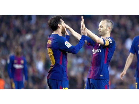 Fútbol en estado puro. Iniesta felicita a Messi luego de su gol a Villarreal. (Foto Prensa Barcelona FC).