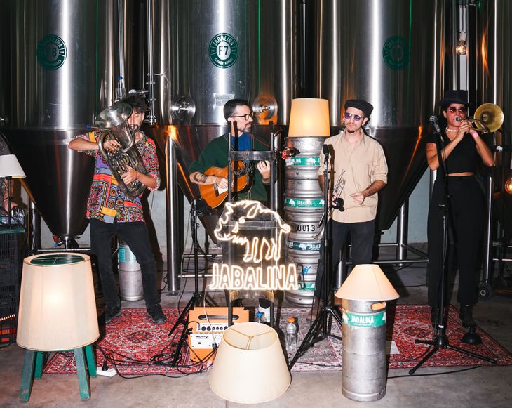 Durante el verano, algunas cervecerías combinan encuentros musicales y degustaciones para acompañar la experiencia de probar distintos estilos y variedades Durante el verano, algunas cervecerías combinan encuentros musicales y degustaciones para acompañar la experiencia de probar distintos estilos y variedades