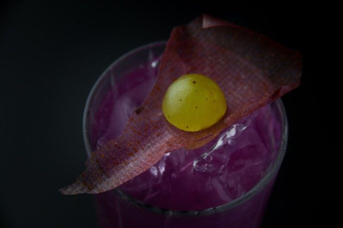 La propuesta de coctelería acompaña a la perfección, con sabores disruptivos y preparaciones caseras. La propuesta de coctelería acompaña a la perfección, con sabores disruptivos y preparaciones caseras.