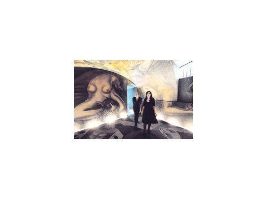 Cristina de Kirchner y Felipe Calderón recorrieron en diciembre pasado el «Ejercicio plástico», de David Siqueiros, en la Aduana Tylor de la Casa Rosada. Desde mañana, en el DF, habrá una exposición fotográfica sobre la restauración del mural.