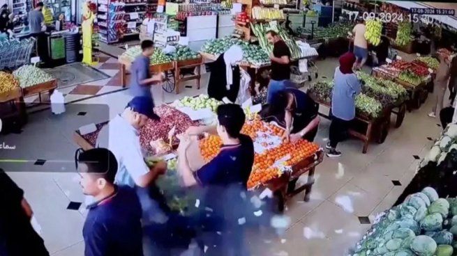 El momento exacto en el que un aparato buscapersonas explota en el bolsillo de un hombre en un supermercado de Líbano