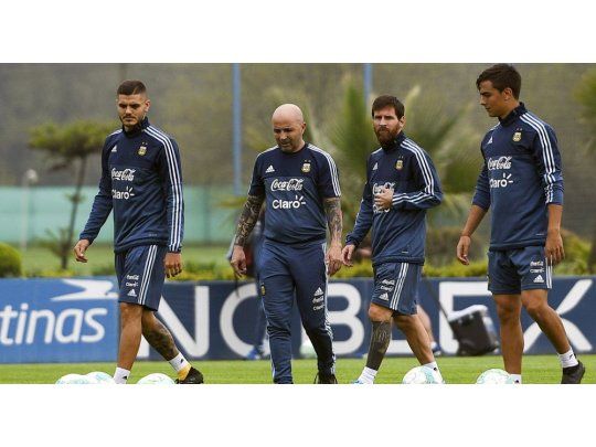 Sampaoli no duda en los integrantes de la delantera: Messi, Dybala e Icardi intentarán marcarle a Uruguay en Montevideo.