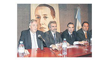 ámbito.com | Néstor Kirchner estuvo acompañado en la sede del PJ por Agustín Rossi, Miguel Pichetto y Daniel Scioli. El ex presidente declaró la reapertura de la interna en el peronismo.