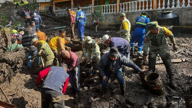 Los servicios de emergencia, asistidos por perros de rescate, liberaron a tres personas.&nbsp;