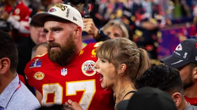 Taylor Swift junto a su novio Travis Kelce. El flamante campeón del Super Bowl, a pesar de ser reconocido en el ambiente del fútbol americano, se tuvo que mudar de casa debido a la fama que que adquirió al ser el novio de la cantante.