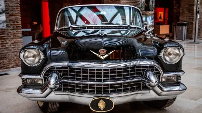 Automóvil Cadillac Serie 62 - Coupé convertible Modelo 1955. Diseñado por Harley Earl. Colección Presidencia de la Nación