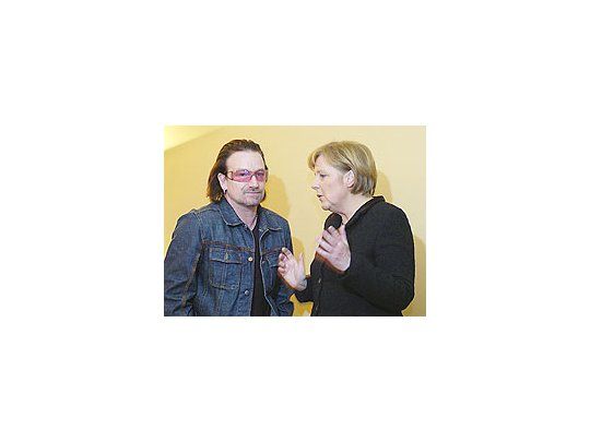 Angela Merkel y el cantante irlandés Bono tuvieron un encuentro en el Foro de Davos y acordaron reunirse en los próximos meses en Alemania.