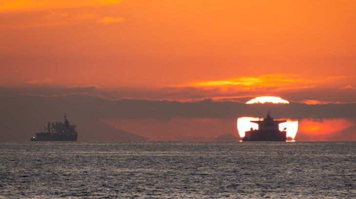 El estrecho de Ormuz reabrió tras la tregua. El estrecho de Ormuz reabrió tras la tregua.
