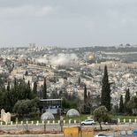 Columnas de humo fueron avistadas en Jerusalén tras la caída de los restos del misil iraní. Columnas de humo fueron avistadas en Jerusalén tras la caída de los restos del misil iraní.