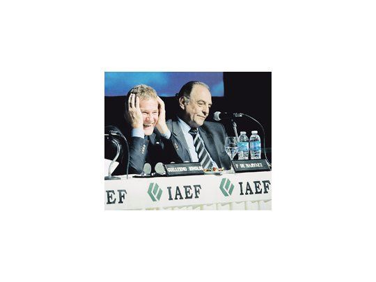 Lo más que cruzaron fueron sonrisas los candidatos que asistieron ayer al debate organizado por los ejecutivos de finanzas en la Capital. En la foto, ríe Francisco de Narváez junto a un circunspecto Carlos Heller.