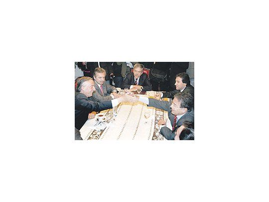 El presidente Kirchner estrecha la mano de su par paraguayo Nicanor Duarte Frutos duranteun encuentro bilateral en el marco de la Cumbre de Jefes de Estado del Mercosur.