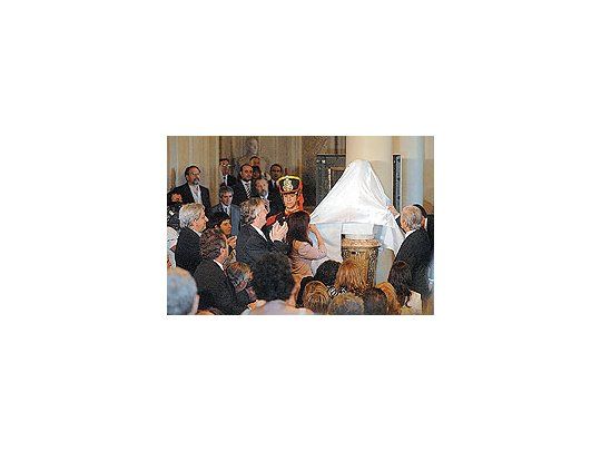 Néstor Kirchner reapareció ayer en Casa de Gobierno, fue para rendir homenaje a unícono del setentismo, Héctor Cámpora, otro presidente que fracasó.