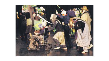 Antunes Filho es un puestista que valoriza el juego teatral por sobre el texto dramático. Sus actores generan climas y situaciones mediante desplazamientos grupales tan cambiantes como figuras de un caleidoscopio.