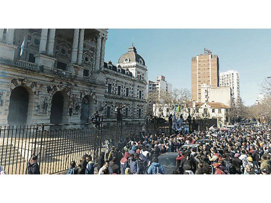 embestida. La reacción policial se disparó cuando intentaron forzar la reja perimetral de la gobernación.
