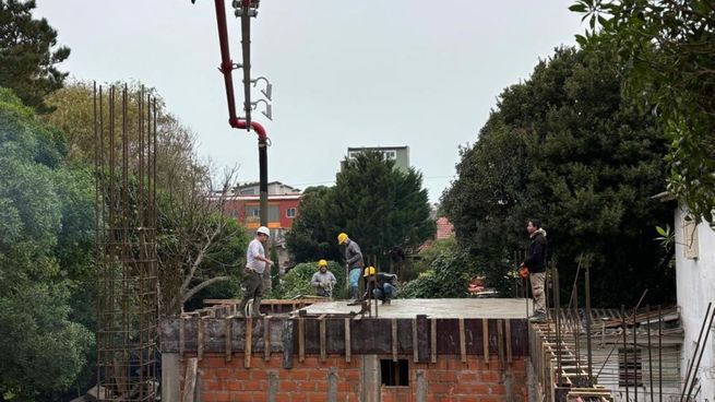 Hormigonado de una obra. La construcción tradicional continúa como el sistema más elegido en Pinamar. Los desarrolladores destacan que el conocimiento del mercado local resulta clave para optimizar costos y plazos