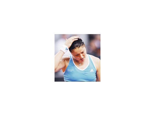 Preocupada, Dinara Safina no logra ratificar su reinado. Cayó en la final de Stuttgart ante su compatriota Svetlana Kuznetsova.