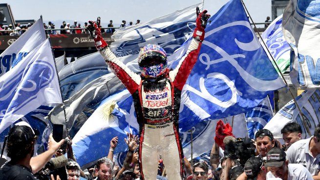 En lo más alto. Mariano Werner logró el tricampeonato del Turismo Carretera y se metió entre los 10 más ganadores de la categoría. 
