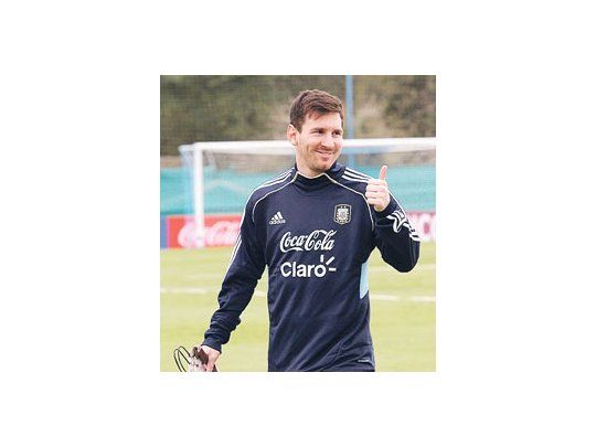 Lionel Messi estuvo en la práctica de la Selección y repartió sonrisas. Esta vez no tendrá a Agüero de compañero porque fue desafectado.