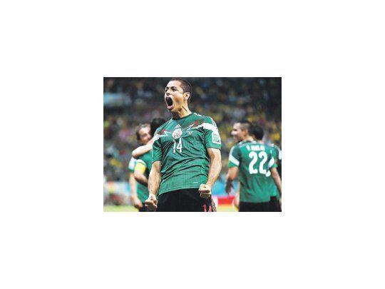 Javier “Chicharito” Hernández y su festejo. El delantero del Manchester United entró y jugó un gran partido marcando un gol de cabeza. México ya está en octavos de final.