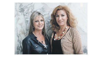 Mónica Lerner (izq.), como la entrevistadora, y Mónica Salvador, como Evita, sostienen una transformadora entrevista en escena.