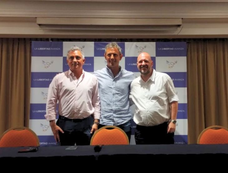 Pareja, Martín Menem y Carrancio, en un acto libertario en la provincia de Buenos Aires. Pareja, Martín Menem y Carrancio, en un acto libertario en la provincia de Buenos Aires.