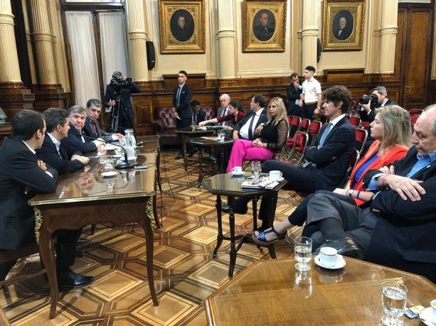 Poca gente en la comisión, el Congreso limitó el acceso de asesores por el coronavirus.&nbsp;