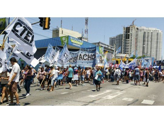 A primera hora de este lunes, gremios docentes llevaron adelante huelgas y manifestaciones en reclamo de la reapertura de paritarias, lo que demora el reinicio de clases tras las vacaciones de invierno en Buenos Aires, Catamarca, Chaco, Misiones, Santa Cruz y Tierra del Fuego.