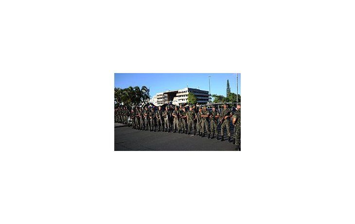Los militares cercaron la Asamble Legislativa y consiguieron la rendición de los policías amotinados.