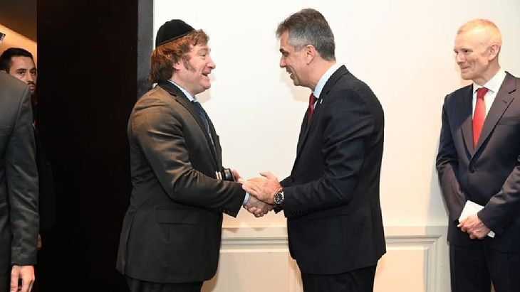 En su asunción, Milei se mostró con un kipá, una pequeña gorra ritual usada tradicionalmente por los varones judíos. En su asunción, Milei se mostró con un kipá, una pequeña gorra ritual usada tradicionalmente por los varones judíos.
