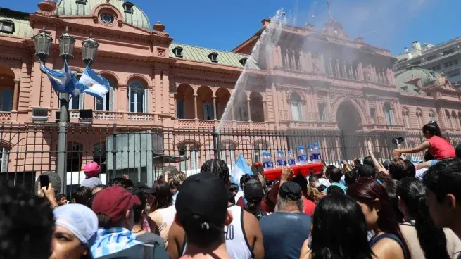 Miles de seguidores esperan por Javier Milei en Plaza de Mayo.