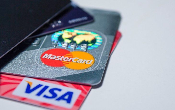 Visa y Mastercard se hunden más del 4%.