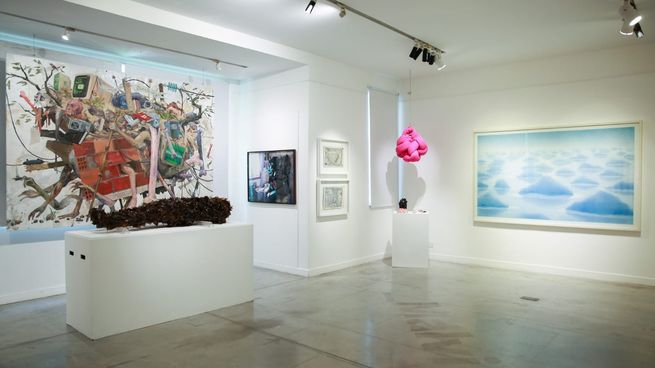 Cuadro azul de Ernesto Ballesteros y el nudo rosa de Marina De Caro en la Colección Tedesco