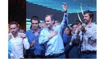 Gustavo Bordet es contador, tiene 53 años, 3 hijos y está casado. Fue inistro de Salud y Acción Social durante la gestión de Jorge Busti en 2005 y gobierna la intendencia de Concordia desde 2007.
