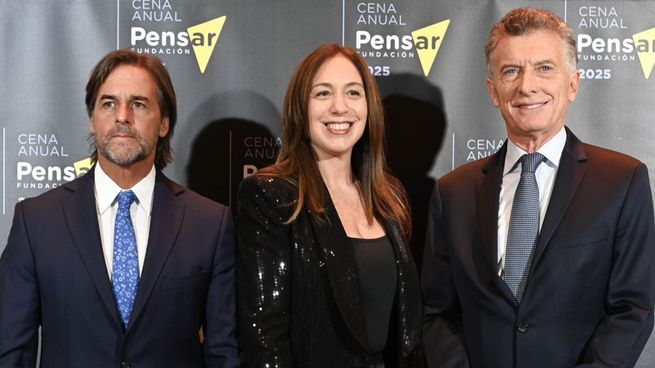 La diputada y presidenta de la Fundación Pensar, María Eugenia Vidal, junto a los expresidentes Mauricio Macri y Luis Lacalle Pou.&nbsp;