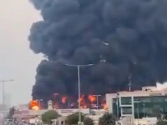 El incendio en un mercado popular en Ajman, Emiratos &Aacute;rabes, caus&oacute; estupor un d&iacute;a despu&eacute;s de la tragedia en L&iacute;bano.