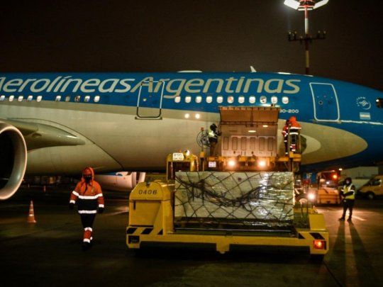 El avión Airbus 330-200, especialmente modificado en su interior para el transporte de las vacunes, partió ayer desde el aeropuerto Ministro Pistarini a las 19:57 con una tripulación compuesta por 20 integrantes.