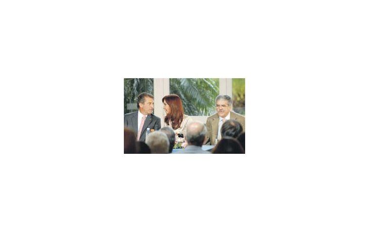 El kirchnerista gobernador Sergio Urribarri volvió a mostrarse ayer con la Presidente y con Julio De Vido (Planificación Federal) en un acto de obra pública para su provincia.
