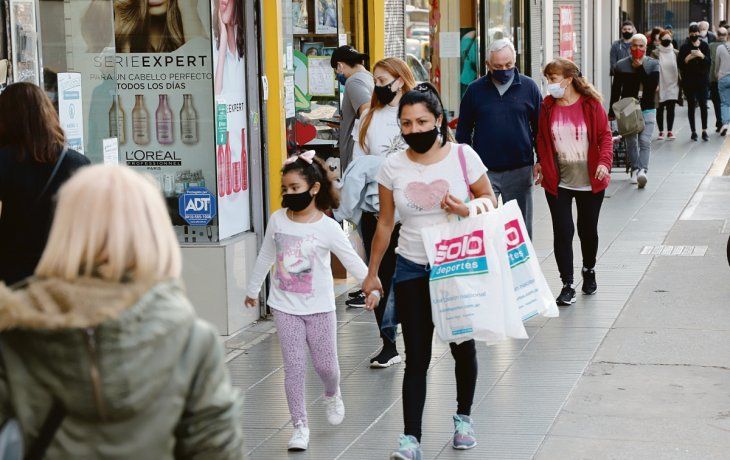Pico de gente. Muchísimas personas salieron a la avenida Cabildo para hacer compras.