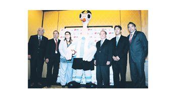 Bilardo dijo que los jugadores argentinos están muy predispuestos (izquierda). Meiszner, Bilardo, Ambrosino, Mascota de la Copa América, Simon Lee, Eugenio Figueredo y Aaron Davidson, en la presentación del sponsor.