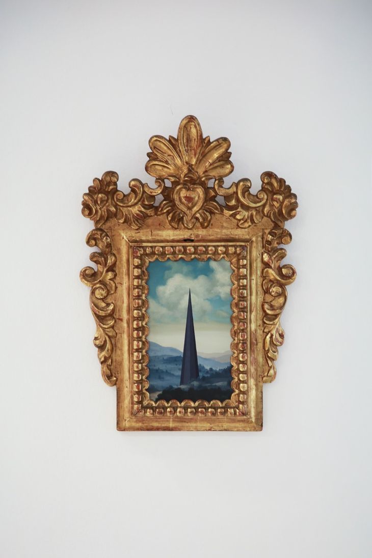 Con un esplendoroso marco dorado, captura la atención un breve paisaje metafísico de Max Gómez Canle. Con un esplendoroso marco dorado, captura la atención un breve paisaje metafísico de Max Gómez Canle.