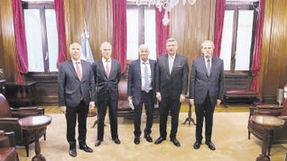 escuchado. Mariano Cúneo Libarona (centro) inició contacto con los jueces (de izquierda a derecha) Ricardo Lorenzetti, Carlos Rosenkrantz, Horacio Rosatti y Juan Carlos Maqueda.