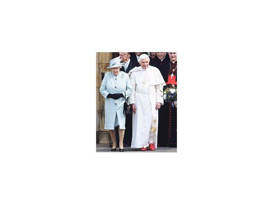 La reina británica Isabel y el papa Benedicto XVI, antes de entrar a un encuentro con niños en el palacio de Holyroodhouse en Edimburgo.