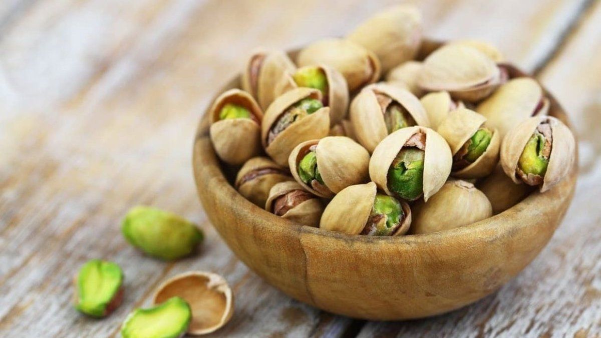 All with a pistachio: why do they want to include it in their products and what do the nutritionists of this food think