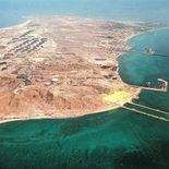 La isla recoge el petróleo que llega por oleoducto desde los yacimientos más grandes de Irán, entre ellos Ahvaz, Marun y Gachsaran. La isla recoge el petróleo que llega por oleoducto desde los yacimientos más grandes de Irán, entre ellos Ahvaz, Marun y Gachsaran.