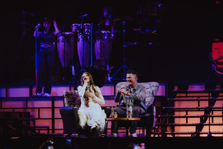 Yami Safdie fue la invitada de la noche y compartió escenario con Sanz para presentar la canción “Cuéntame”. Yami Safdie fue la invitada de la noche y compartió escenario con Sanz para presentar la canción “Cuéntame”.