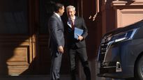 Valdés y Frigerio dialogan en las puertas de la Casa Rosada.&nbsp; 