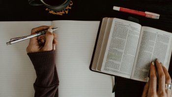 Escribir a mano trae muchos más beneficios para el cerebro que hacerlo a través de un teclado.